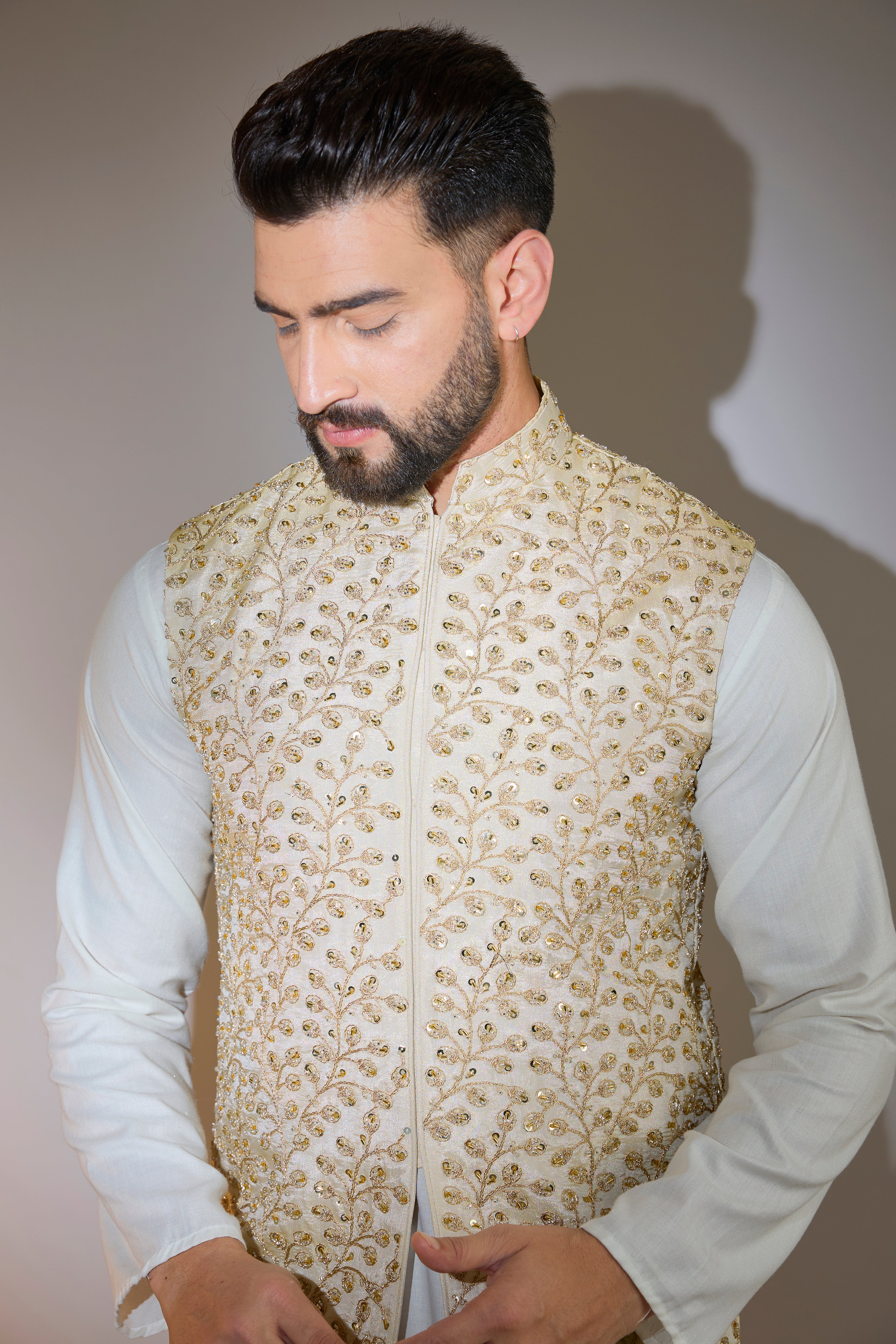 biege- cream short jacket with cut dana