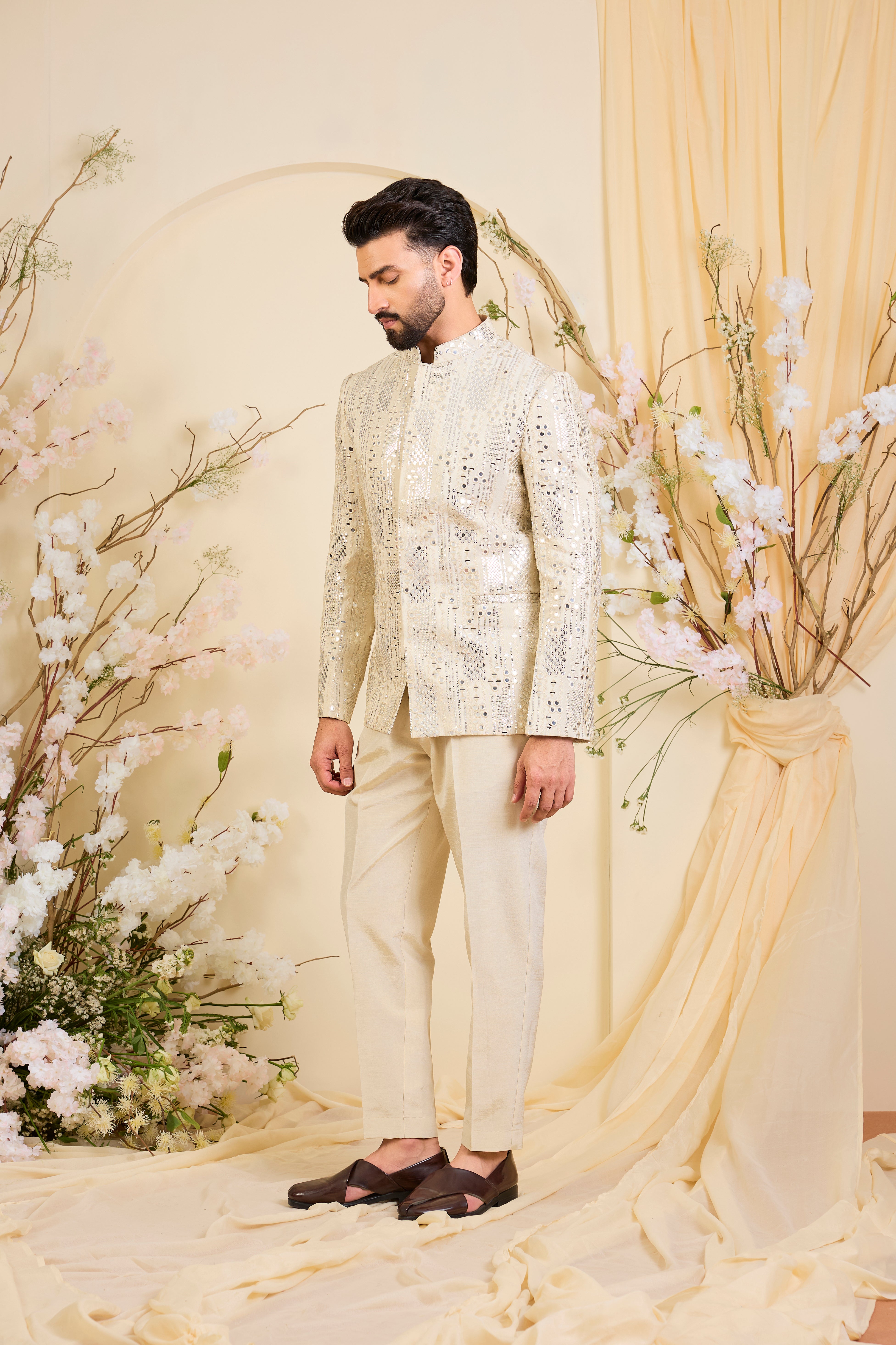 Crafted in luminous tissue, this bandgala is intricately detailed with sequin mirrorwork, creating a refined illusion of traditional mirrors.