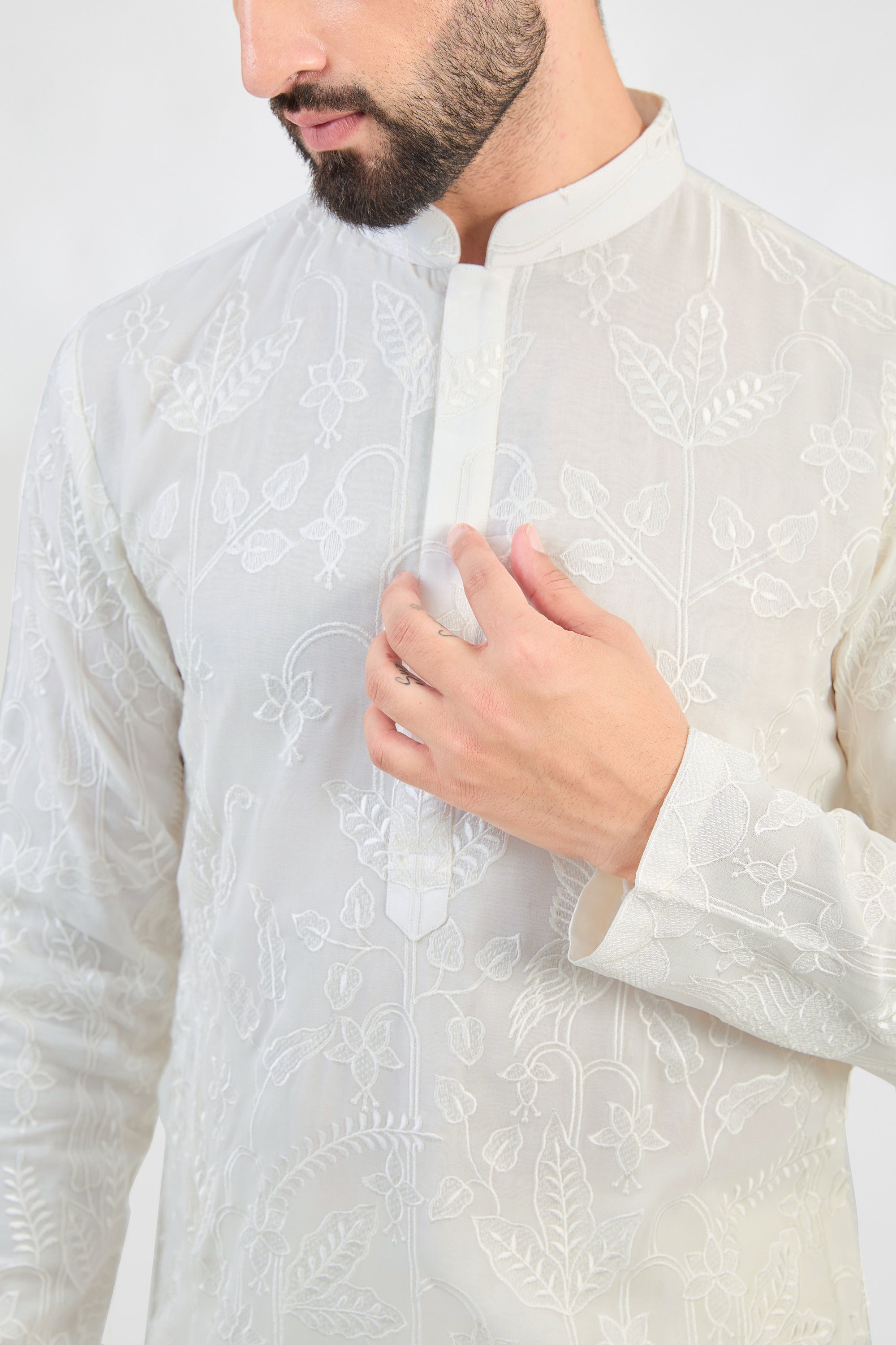 White chikankari threadwork kurta with detailed flora and fauna embroidery. - kasbahmen