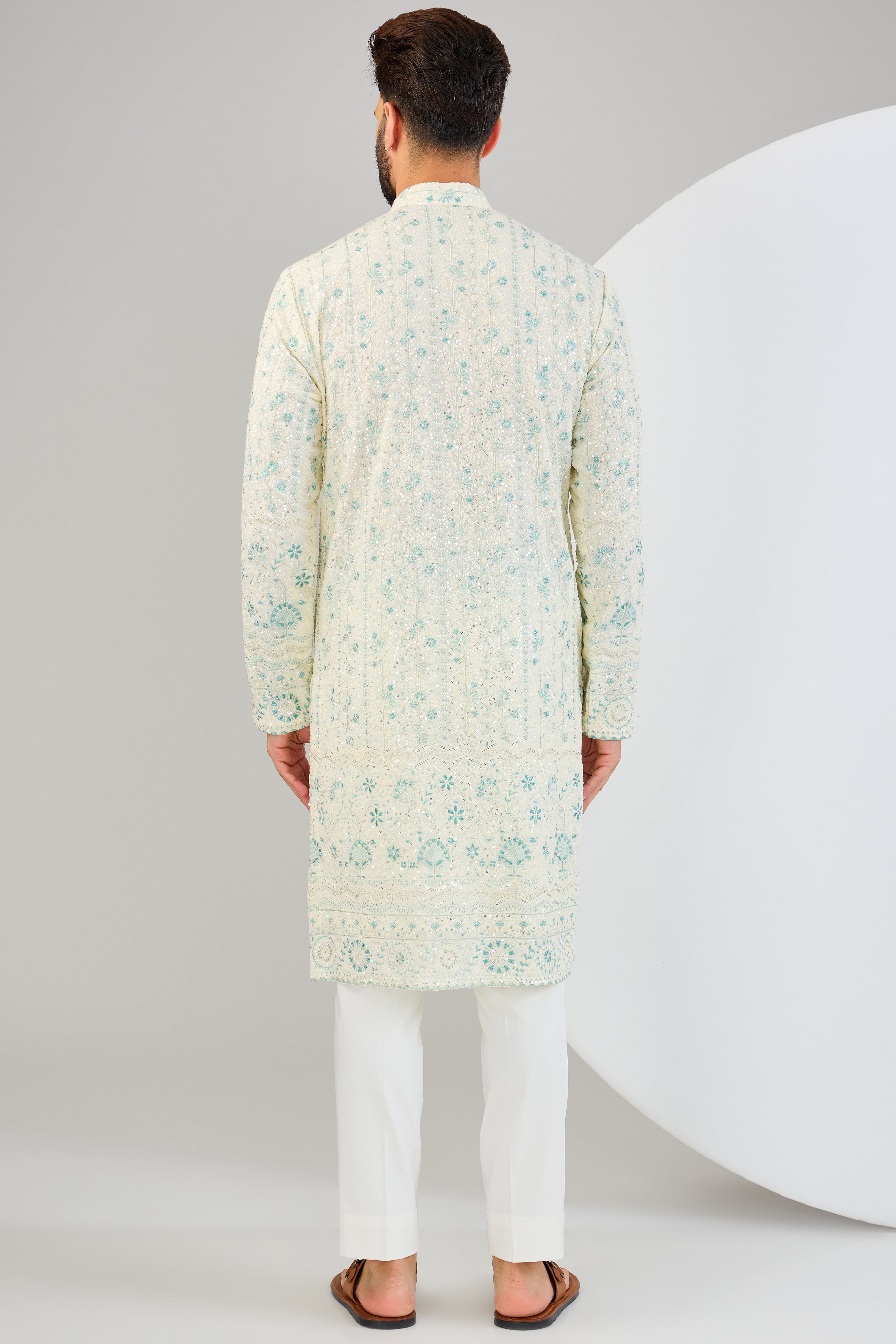 Cream chikankari kurta with intricate floral embroidery. - kasbahmen