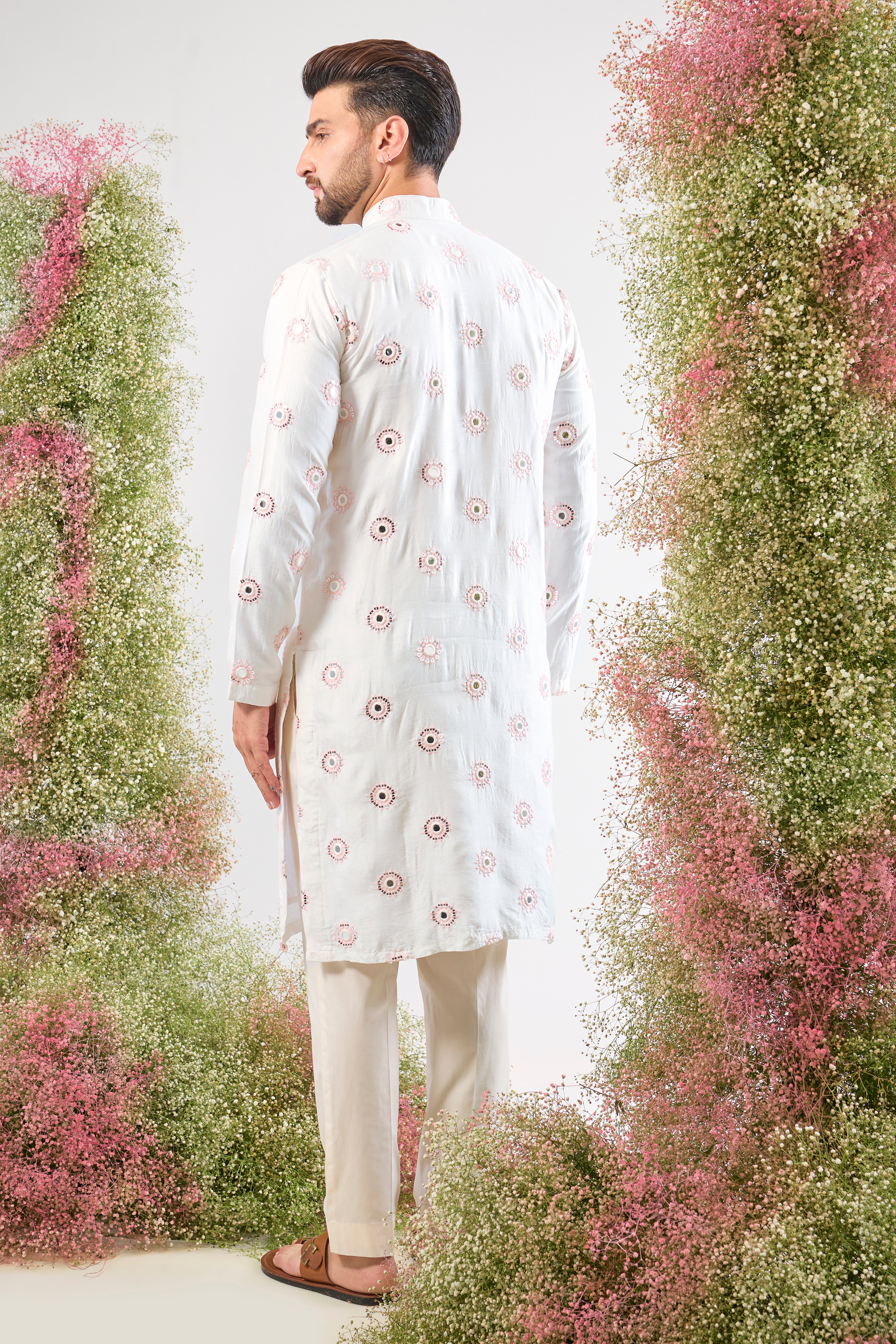 Super classy. Super subtle. Our White Kurta features elegant Powder Pink Thread Work and mirror-effect Sequin Detailing. A look of pure sophistication.