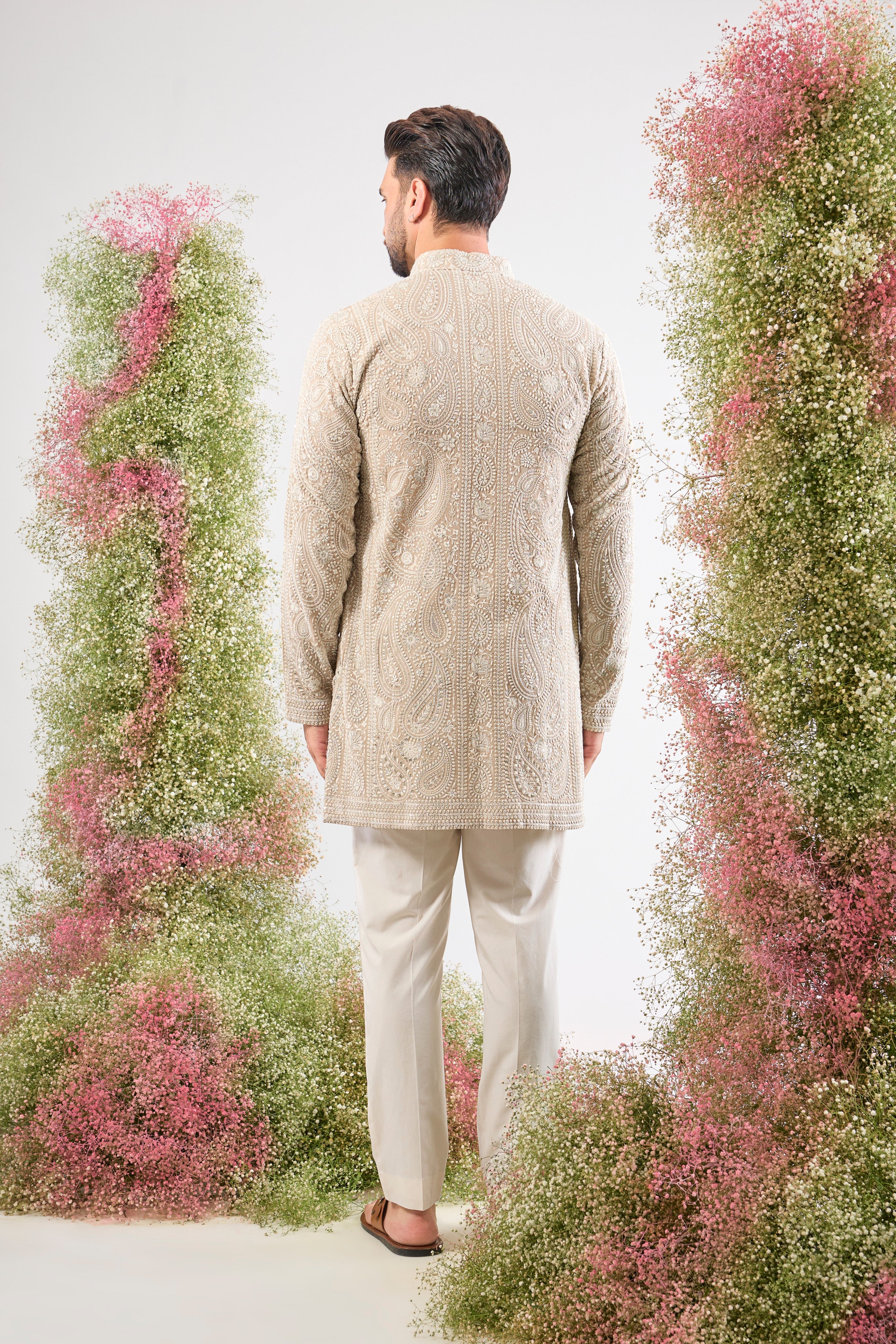 This Beige Brown Short Chikankari Kurta features exquisite Detailed Paisley Figures rendered in classic Cream Thread Work. The combination of the traditional Chikankari technique and Delicate