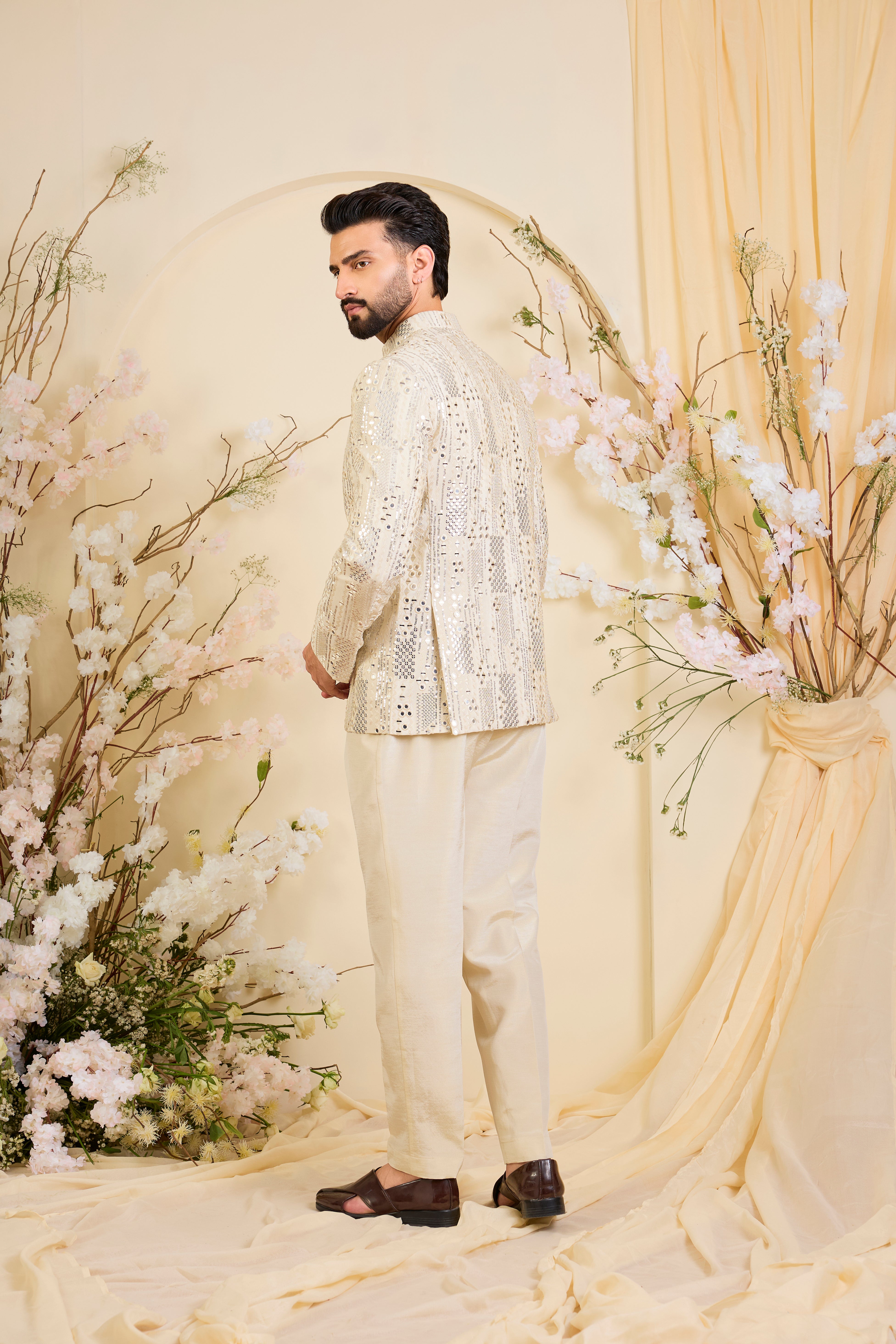 Crafted in luminous tissue, this bandgala is intricately detailed with sequin mirrorwork, creating a refined illusion of traditional mirrors.