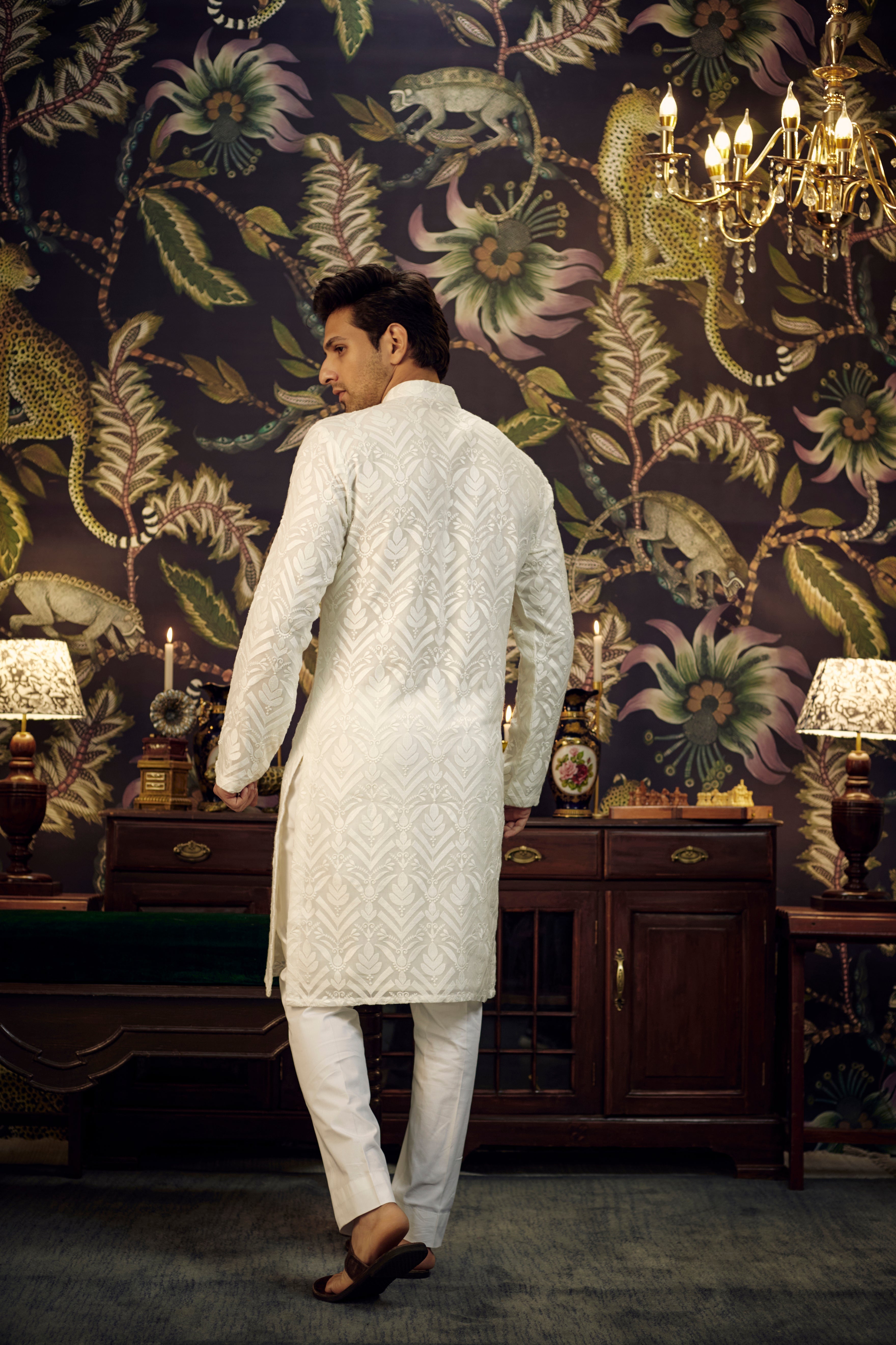 Classic white chikankari kurta with intricate thread-work - kasbahmen