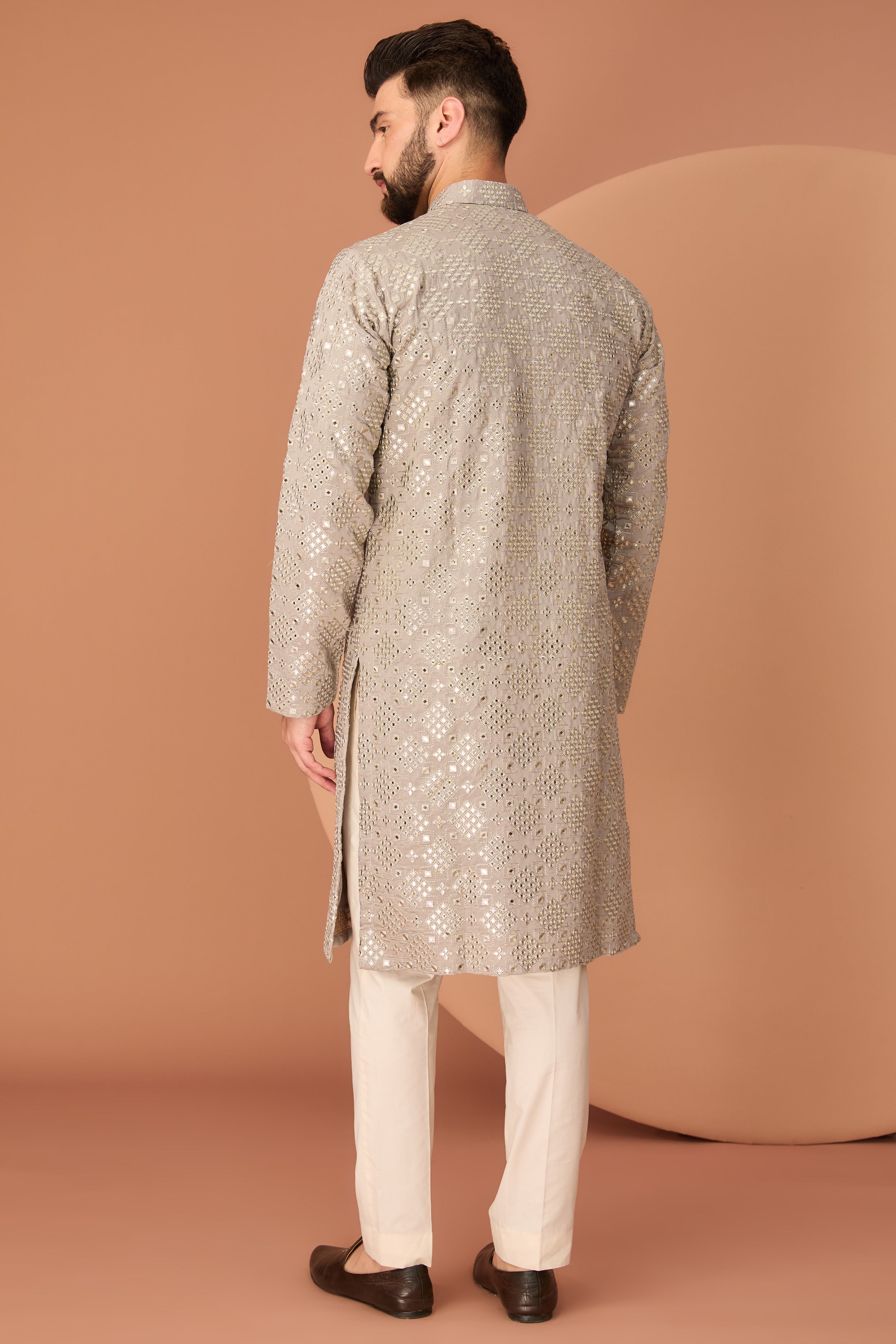 Geometrically embroidered kurta with intricate thread and sequin work - kasbahmen