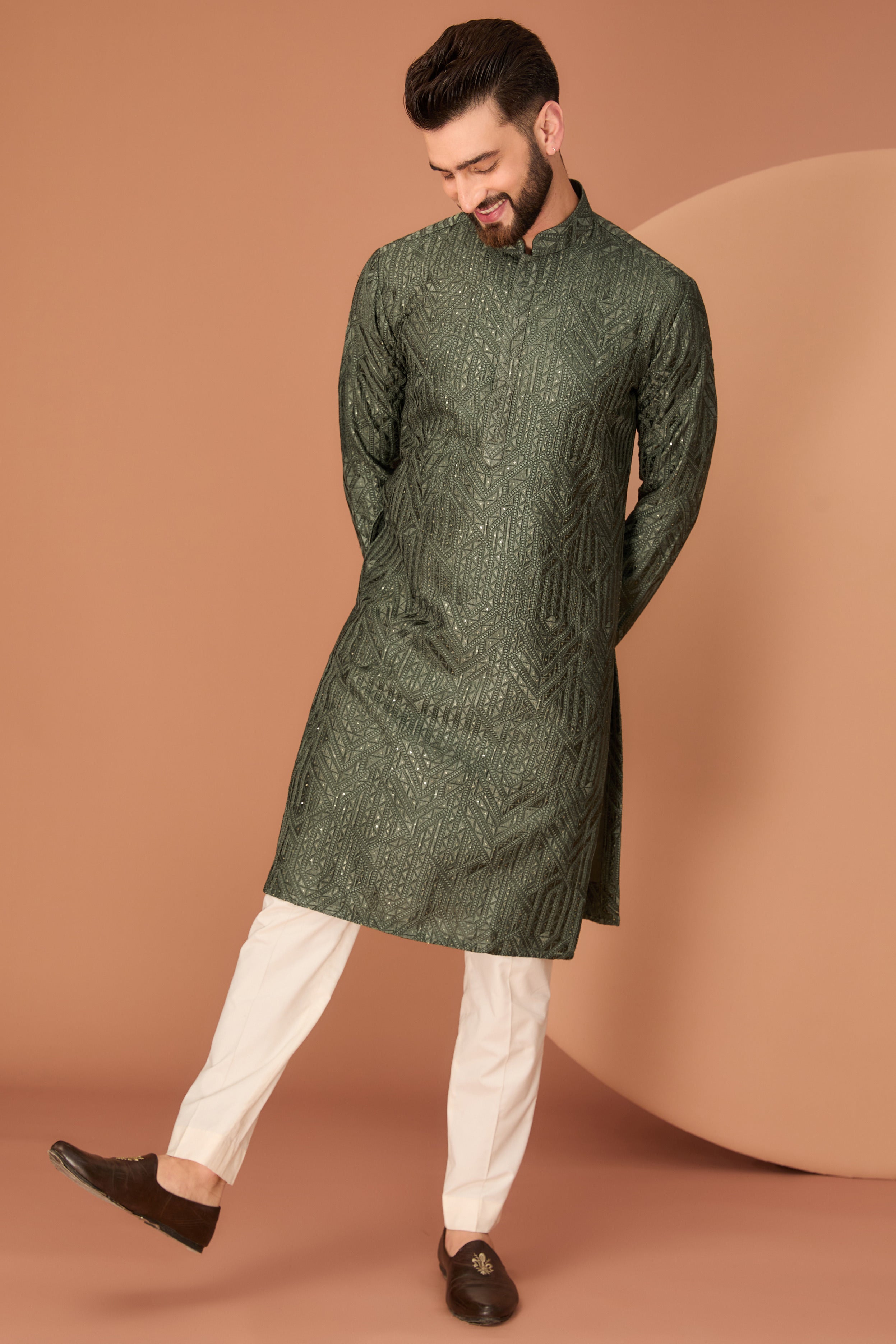 Geometrically embroidered kurta with intricate thread and sequin work - kasbahmen