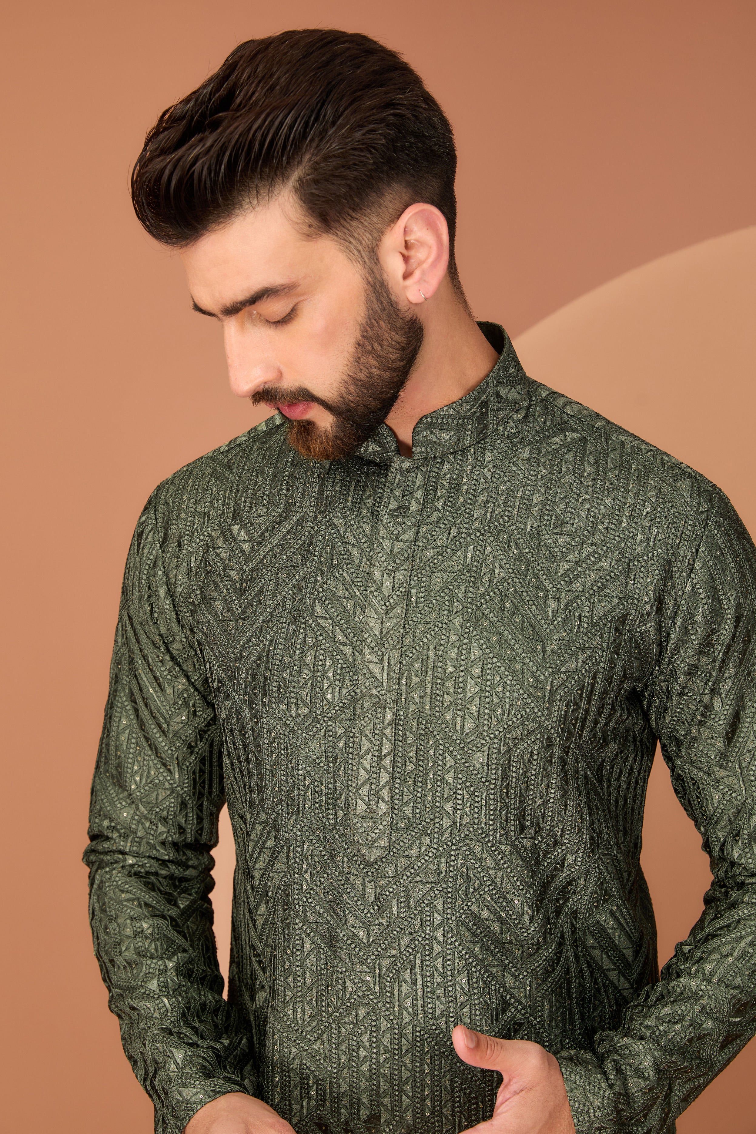 Geometrically embroidered kurta with intricate thread and sequin work - kasbahmen