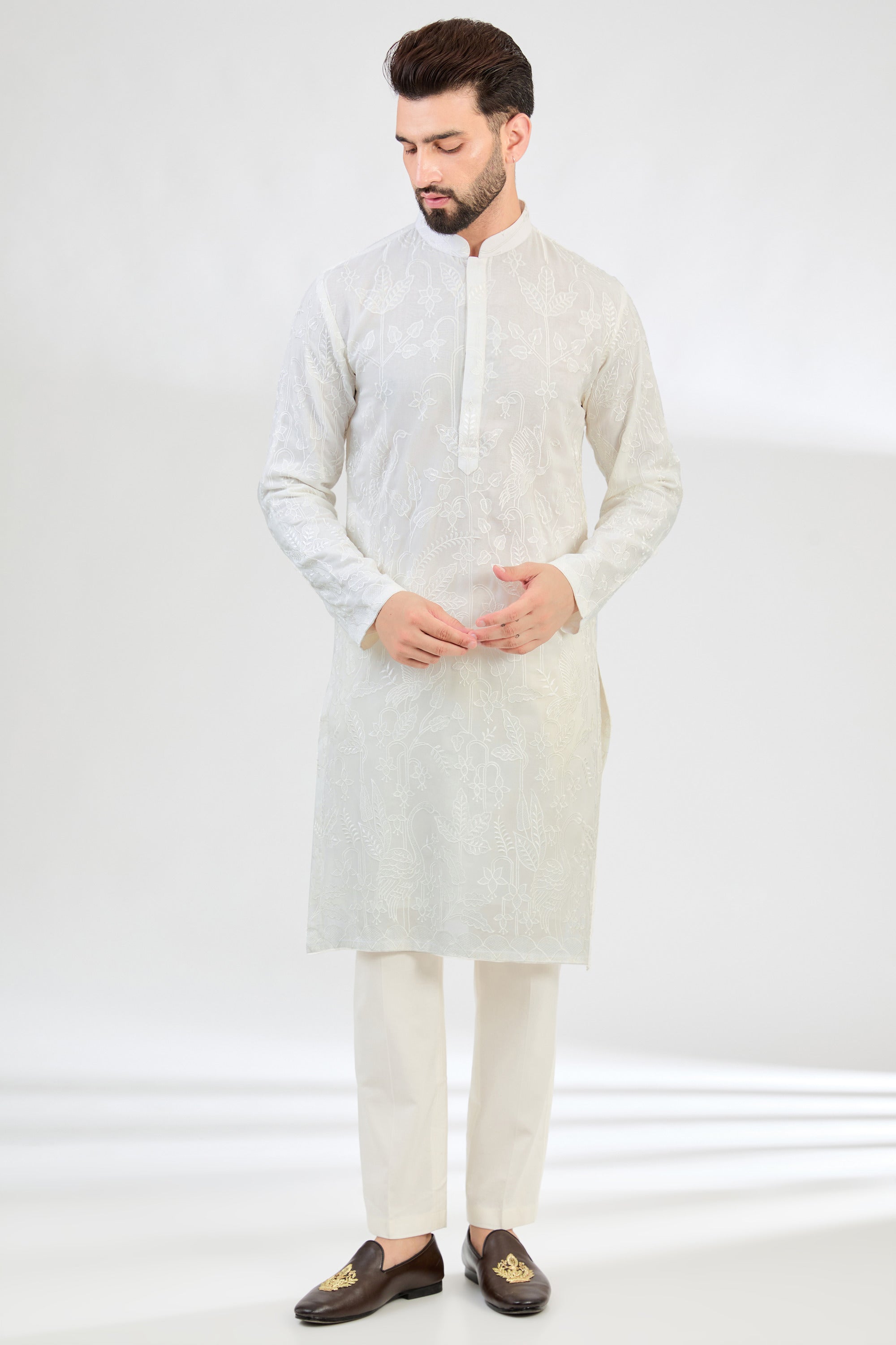 White chikankari threadwork kurta with detailed flora and fauna embroidery. - kasbahmen