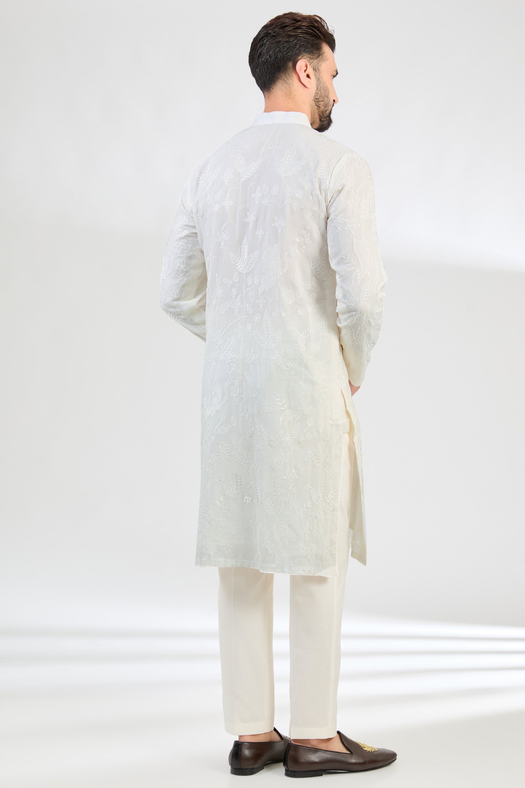 White chikankari threadwork kurta with detailed flora and fauna embroidery. - kasbahmen