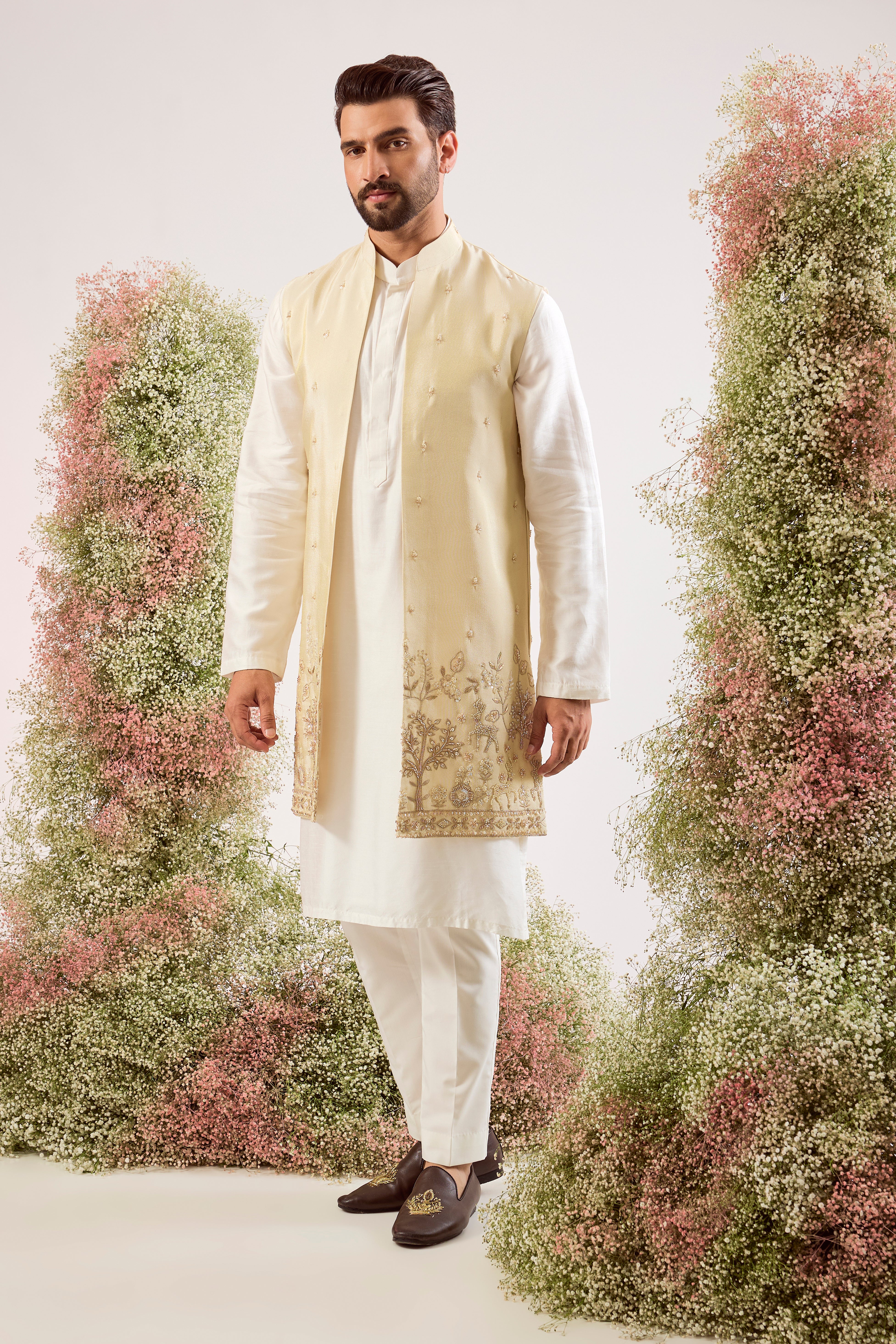 This striking golden long open jacket is a masterpiece of timeless design. T