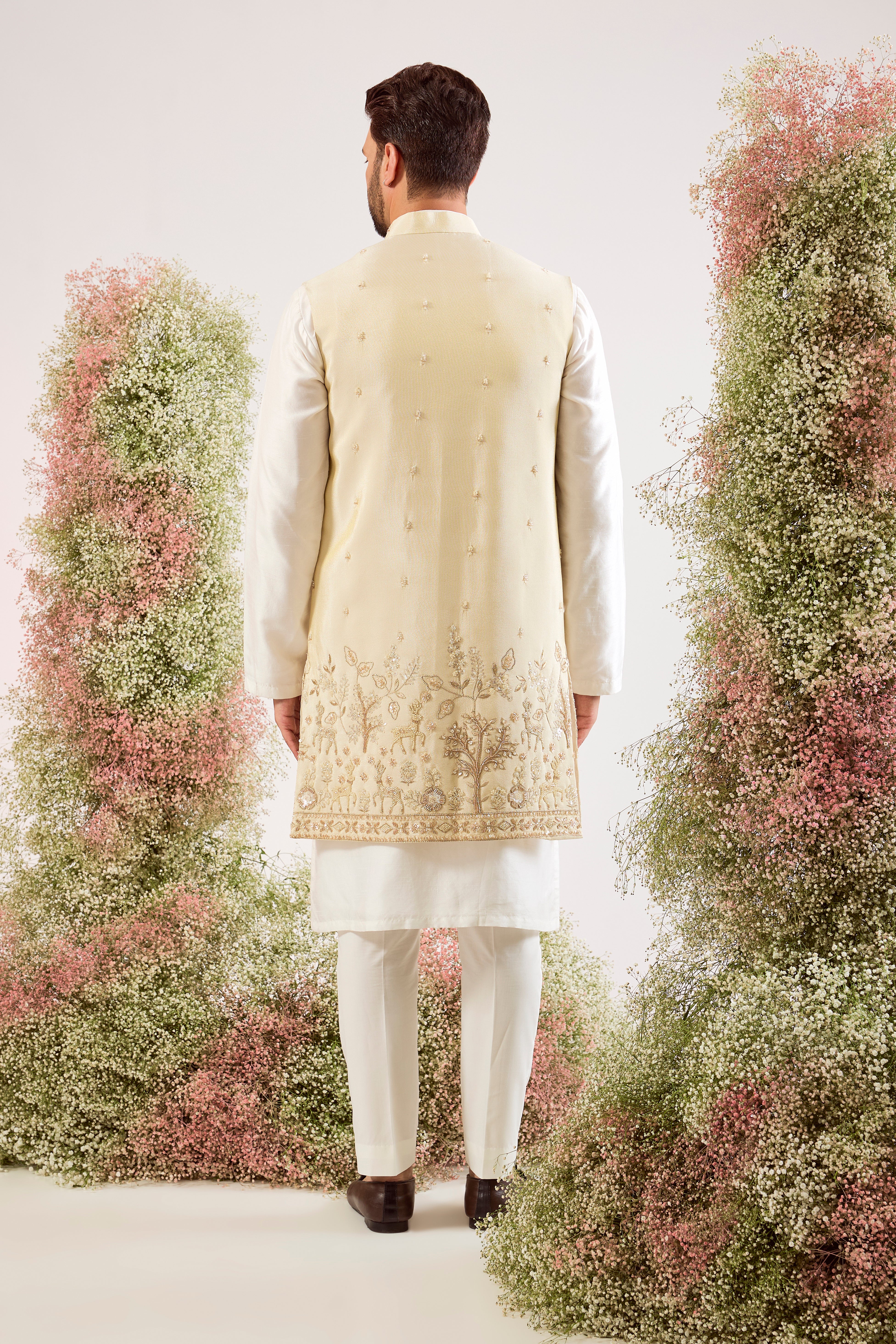 This striking golden long open jacket is a masterpiece of timeless design. T