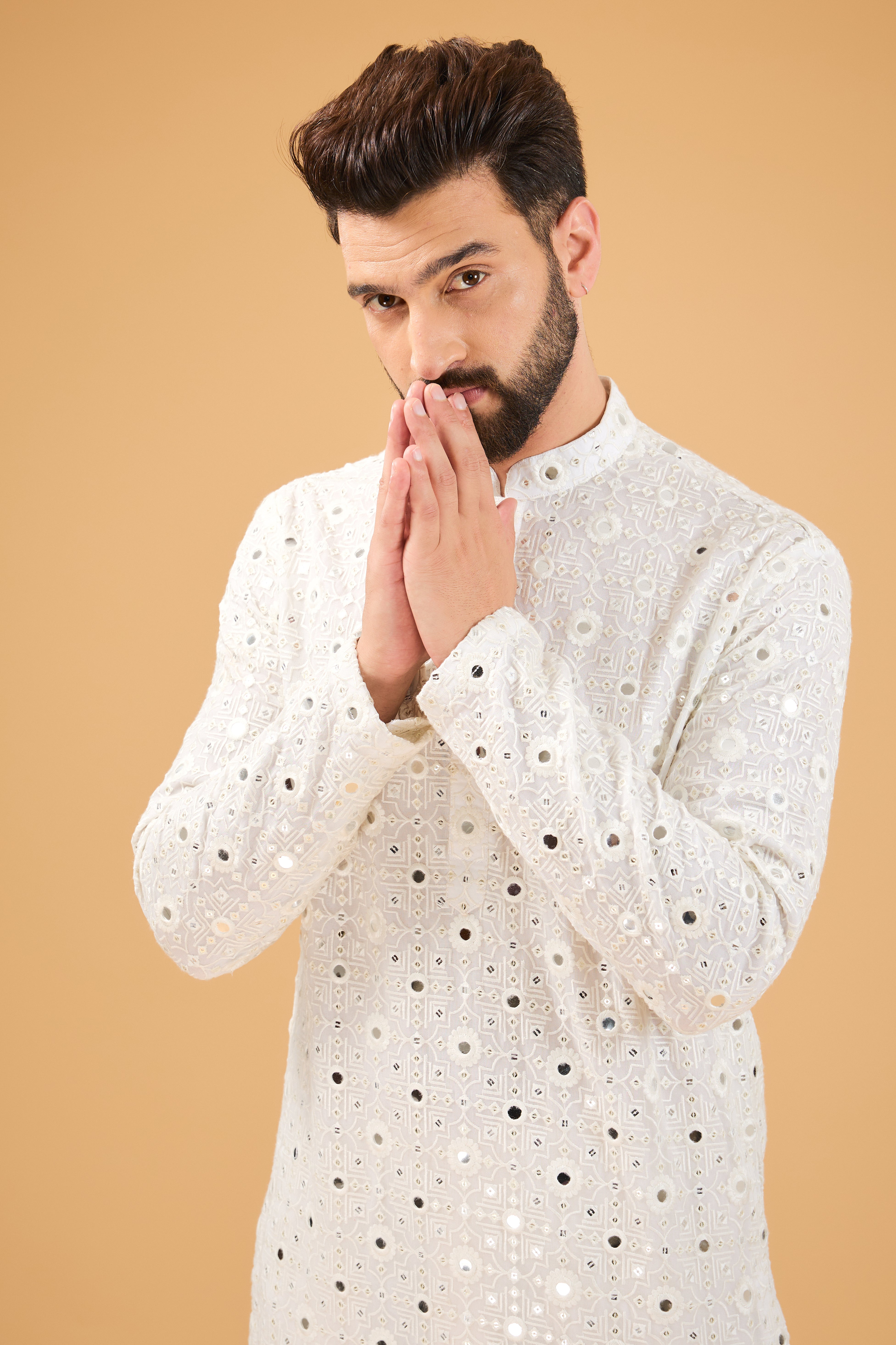 Classic white mirror-work kurta. - kasbahmen