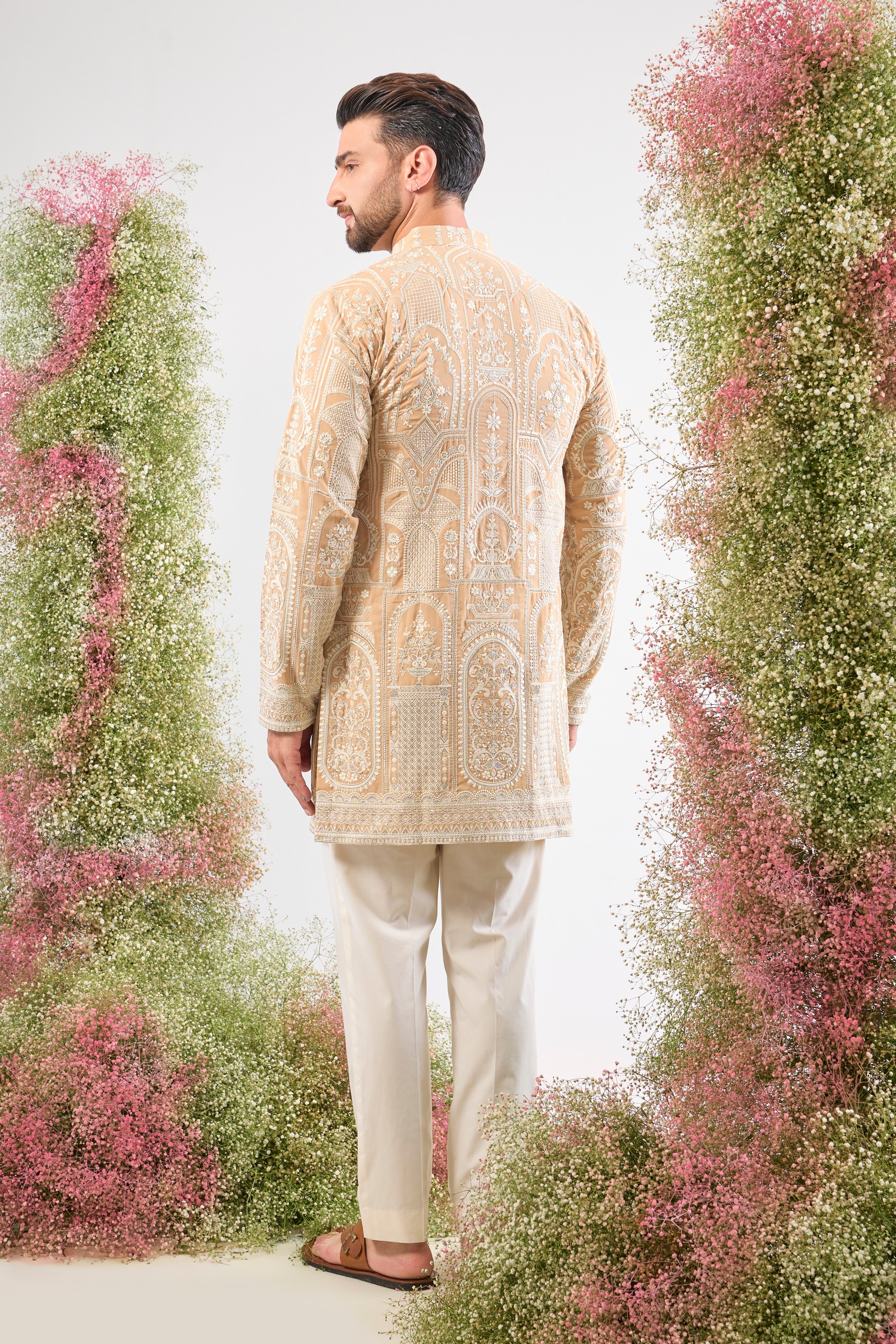 Our Mouse (Beige) Short Kurta offers a refined base for the beautiful texture of Intricate White Kashmiri Thread Work. The monochromatic palette is pure class and highlights the detailed craftsmanship perfectly. 🕊️