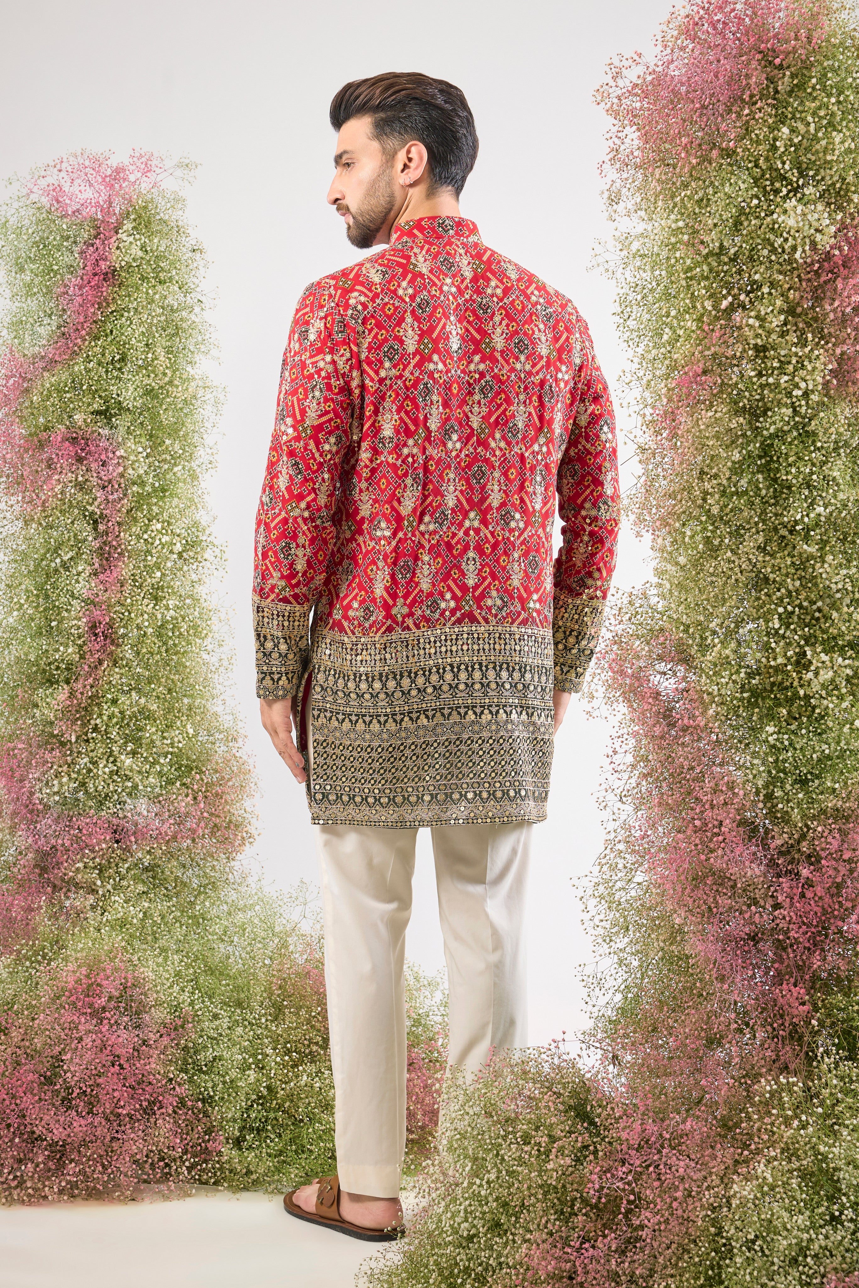 The perfect fusion! The classic appeal of Red Bandhani meets the grandeur of Intricate Zari and Sequin Work in this stunning Short Kurta. The textures and shine create a look of opulent elegance. 👑