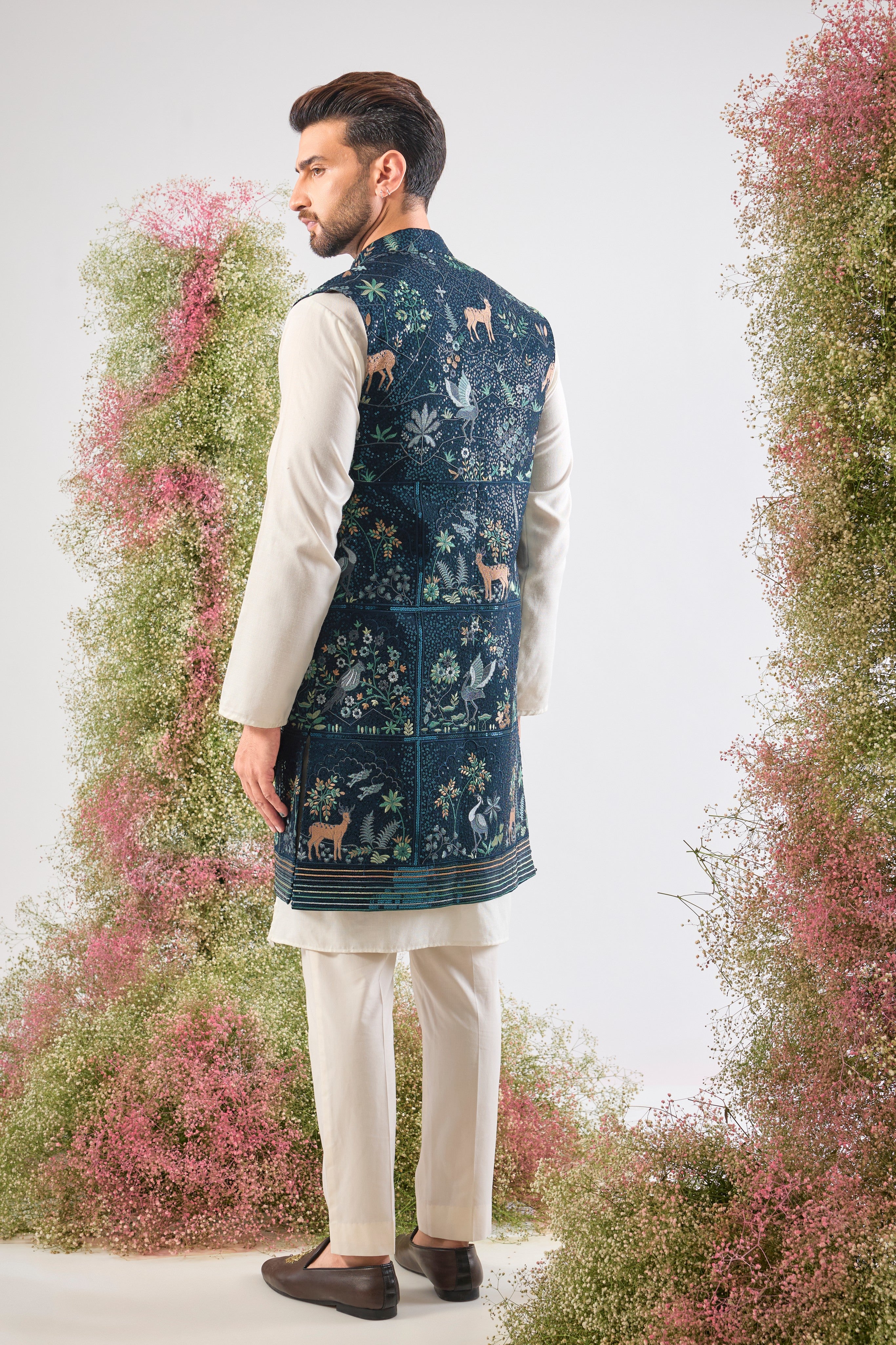 This Long Open Jacket is a masterpiece of light and detail, showcasing a beautiful, fully sequined texture across its entire surface.