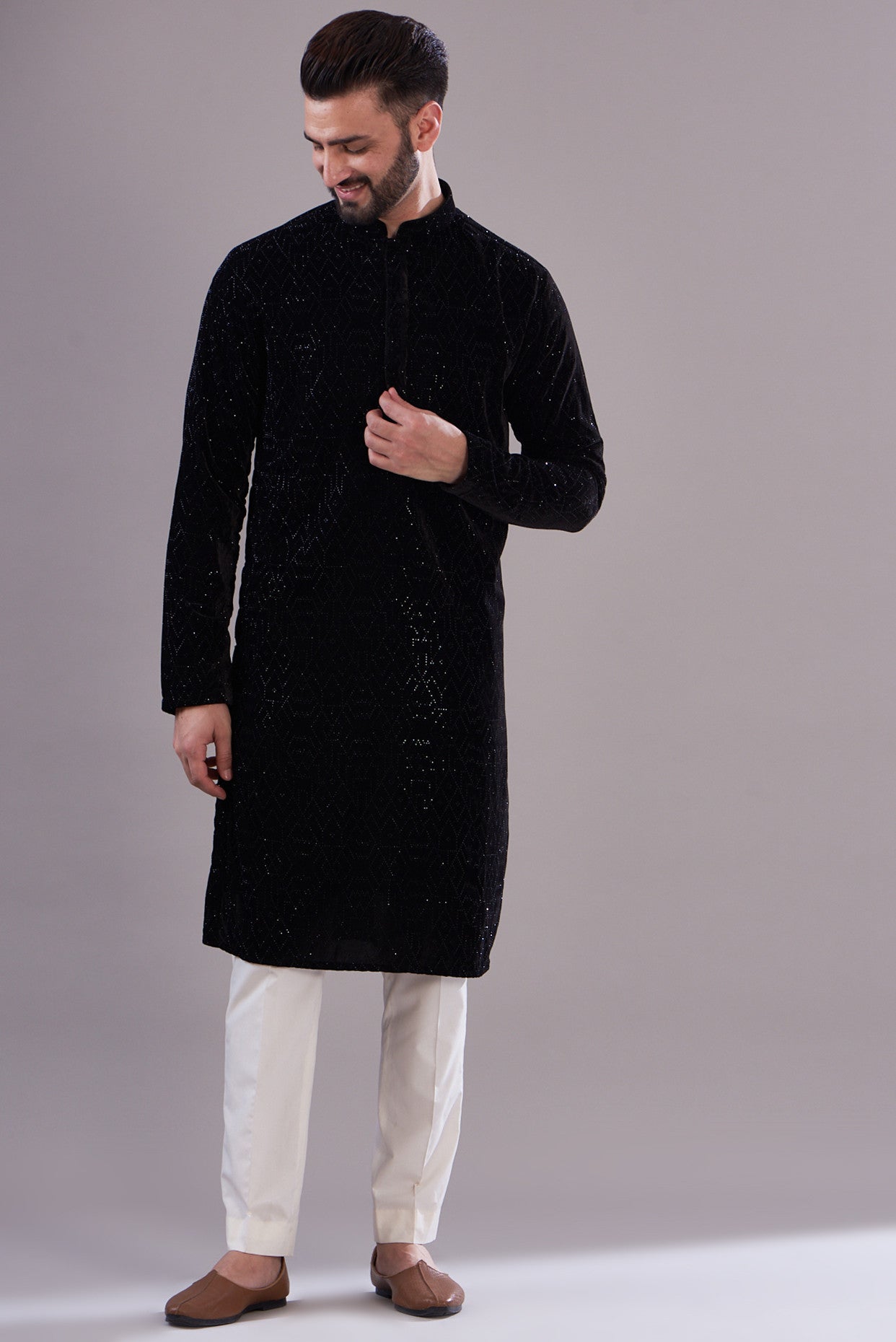 Black geometrically embrodried kurta - kasbahmen